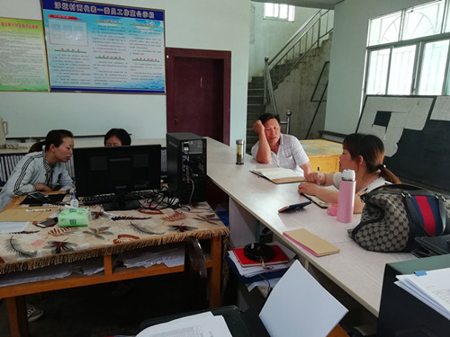 詹委员和李主任来村了解社保缴