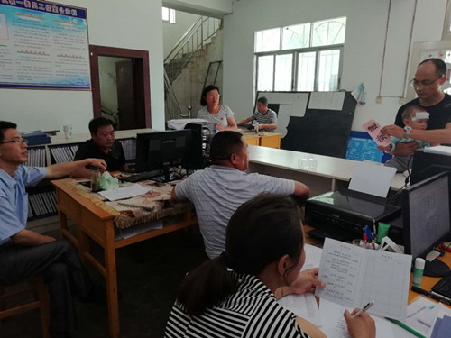 镇林业站入户帮扶贫困户