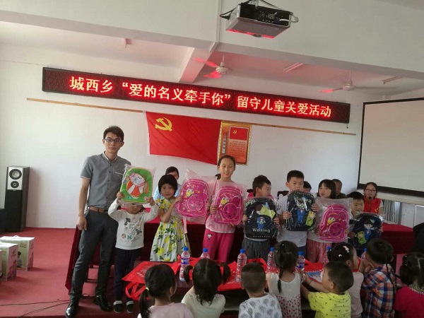 雅绣服装捐赠 - 副本.jpg