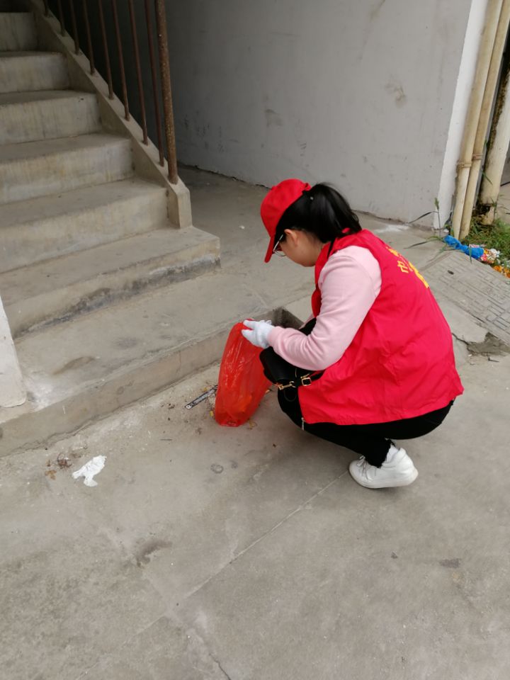 20180425第51网格朴初中学志愿者清理垃圾图片1.jpg
